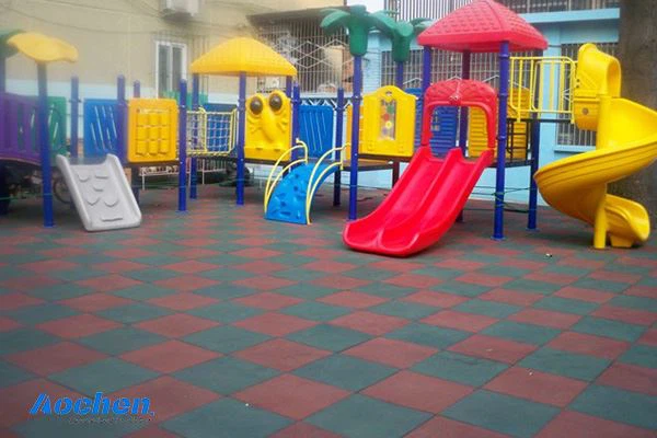 Koj tsis tuaj yeem tsis quav ntsej cov txiaj ntsig ntawm Rubber Playground Su...